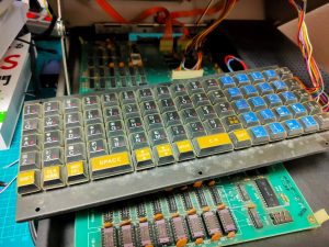 MZ-80K2のキーボードのメンテナンスに接点復活スプレーを使ってみた。